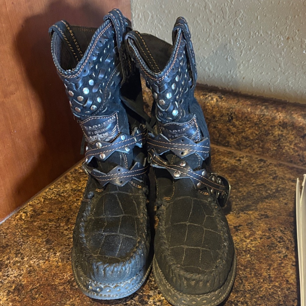 El vaquero black suede short boots